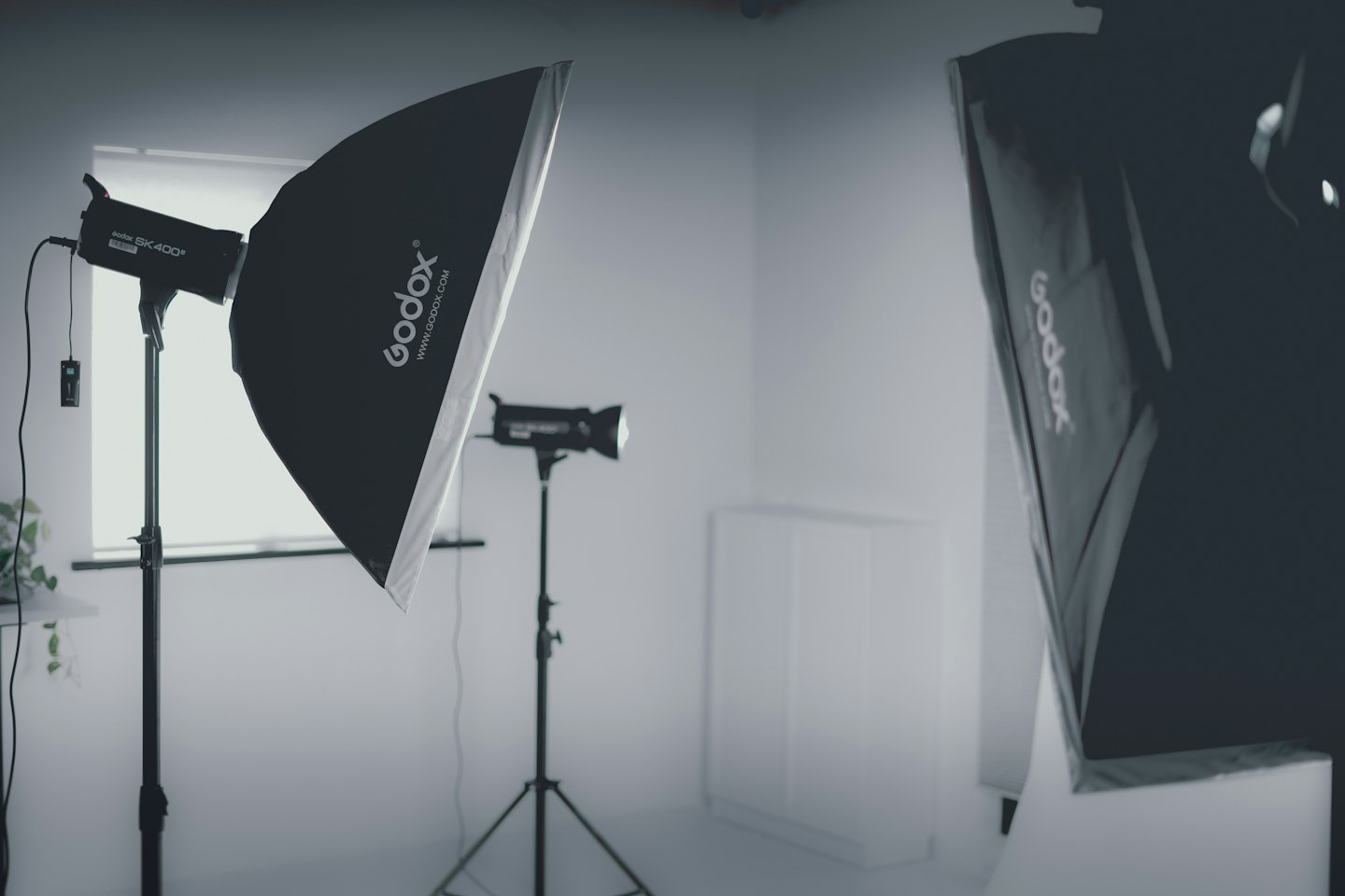 Fotografické studio s blesky a softboxy.