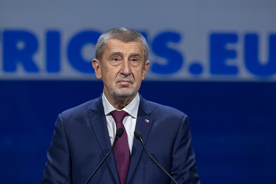 KOMENTÁŘ: Babišovi sebrali bábovičku. Po volebním výprasku v Praze začal ukazovat, kdo drží peníze