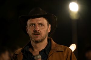RECENZE: Seriál Hec zachraňují skvělí herci. V chaotickém ději se ale divák snadno ztratí