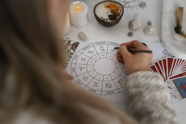 Týdenní horoskop od 12. do 18. října: Lvy čeká zlom, Štíři si musí dát pozor na peníze