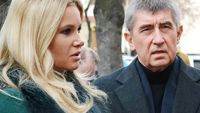 Andrej Babiš komandoval Moniku přímo u volební urny: Před novináři jí dával jasné pokyny