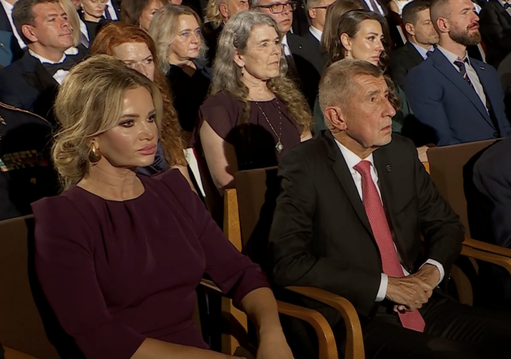 GLOSA: Andrej Babiš předvedl na Hradě vrchol trapnosti. Slušné vychování šlo stranou